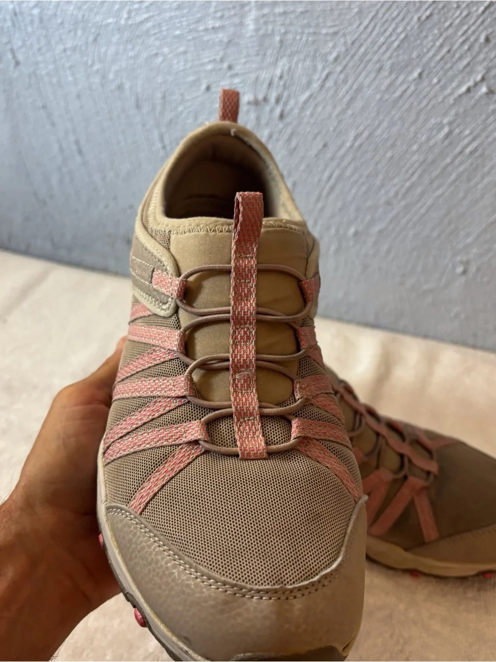 Skechers Women’s Gratis Laceless Tan Athletic Sneakers with Coral Accents SZ 10